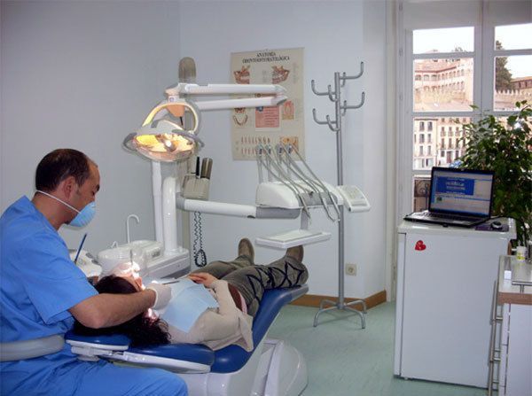 Dentista atendiendo a paciente