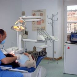 Dentista atendiendo a paciente